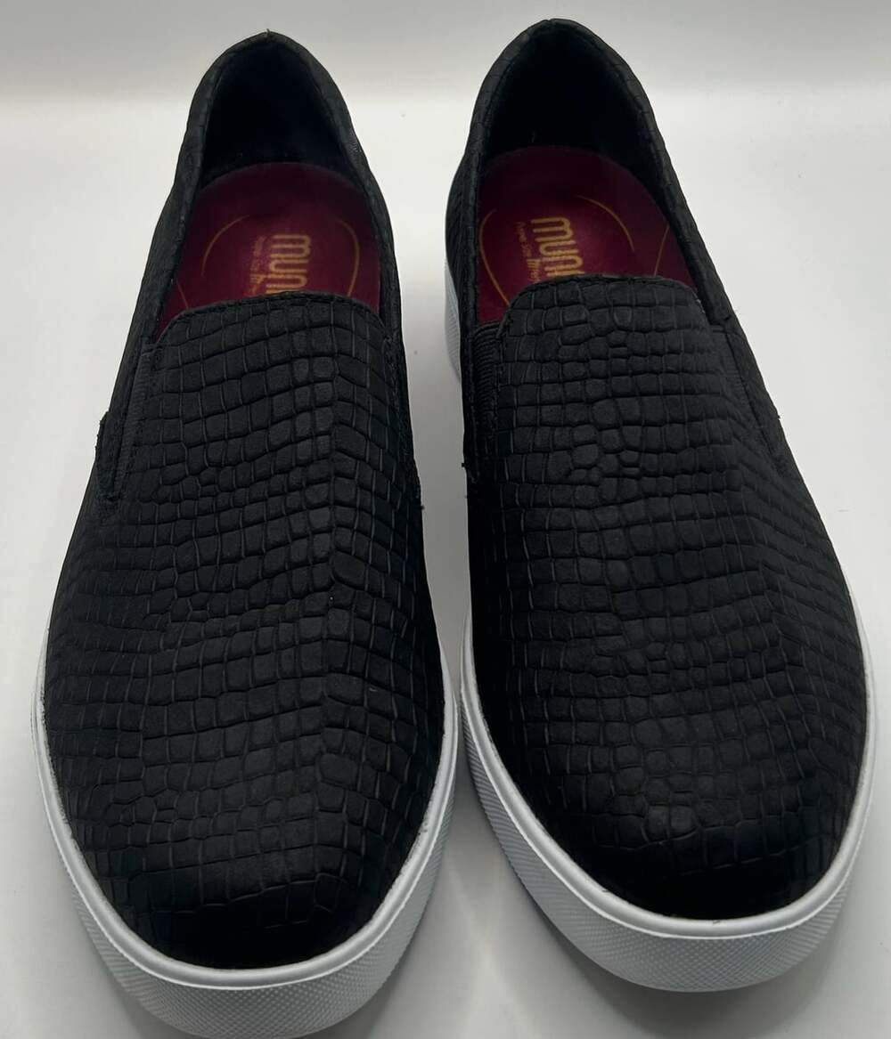 Munro Lennox Black Croc Embossed Leather Slip-On Sneakers Size 9.5M
